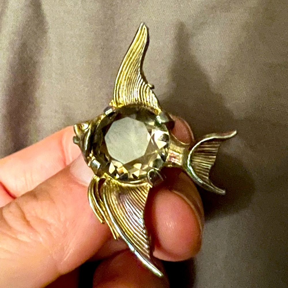 Fish Crystal brooch
